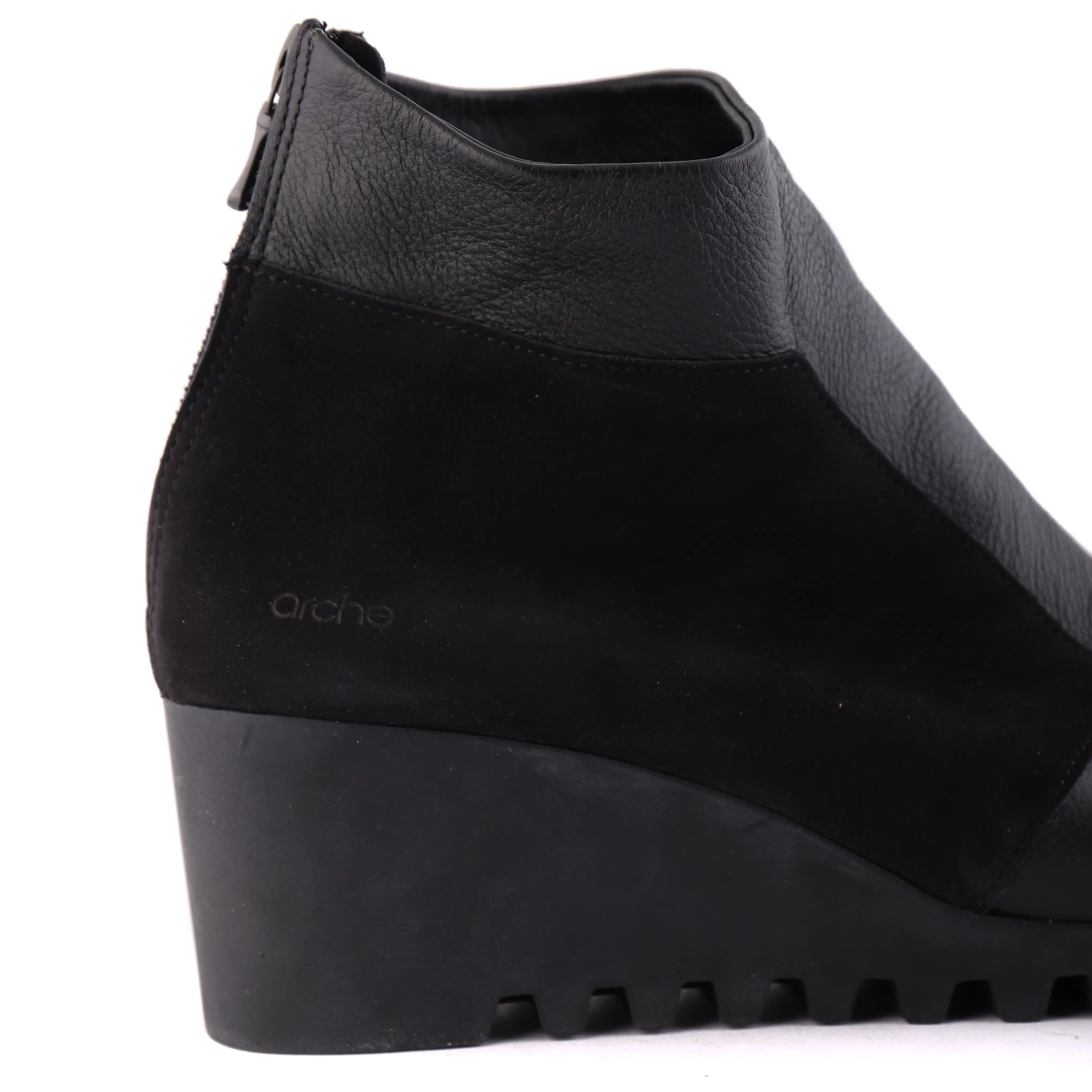 LARMOR Black
