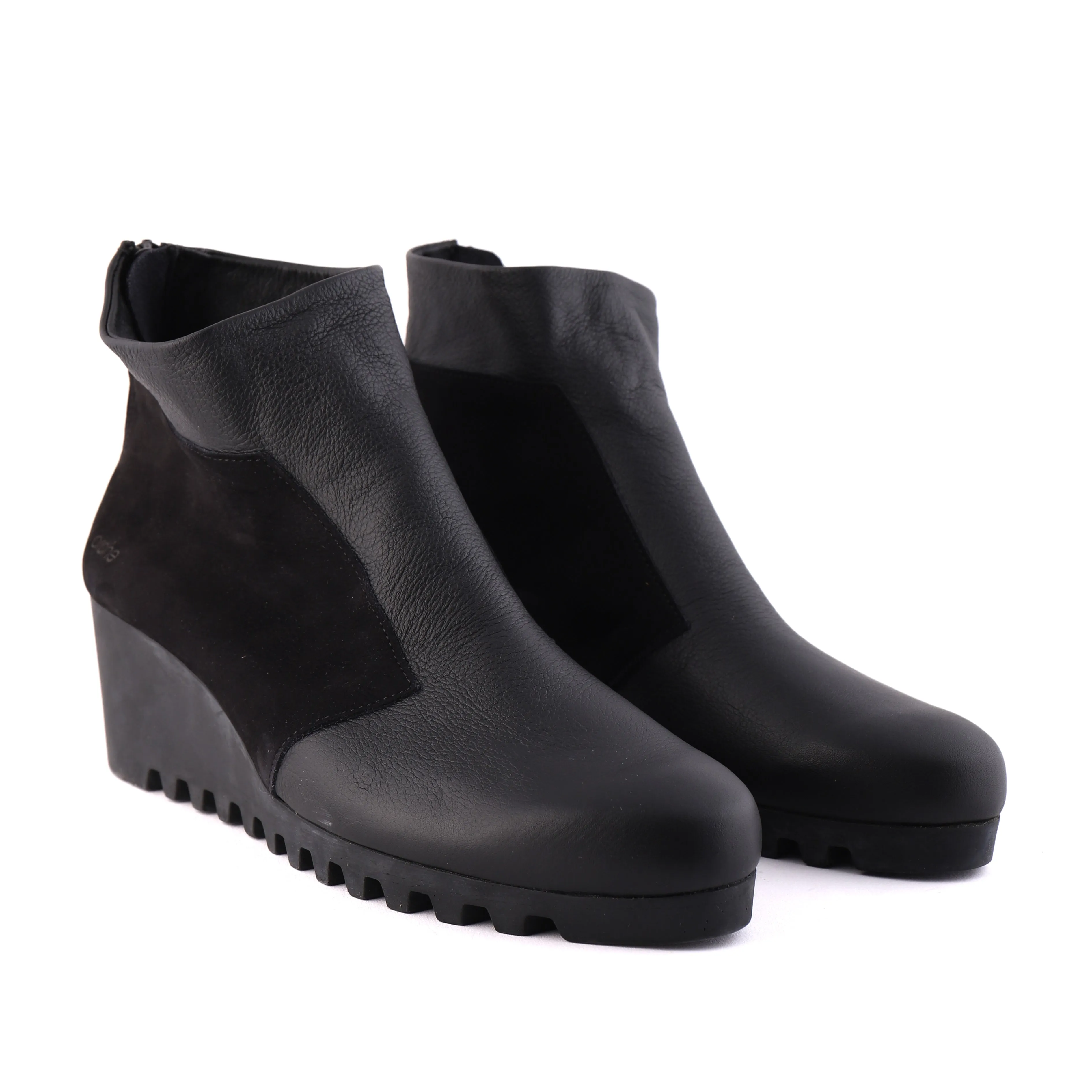 LARMOR Black