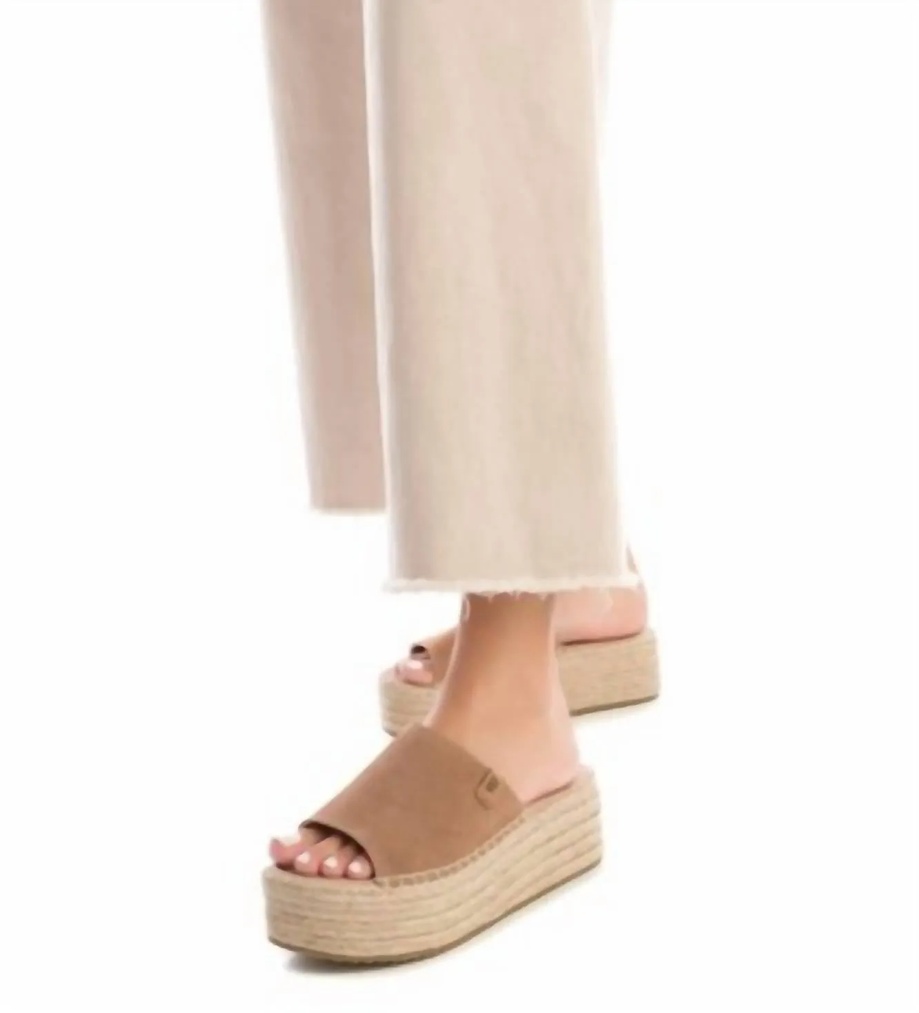 Women's Flat Sandals In Camel